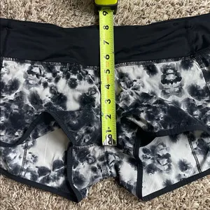 Lululemon Black Roses Speed Up Short Size 6 Black and white thumbnail 8