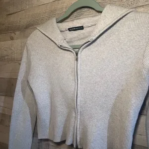 Brandy Melville grey ribbed cropped hoodie thumbnail 4