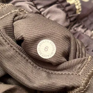 Lululemon Hotty Hot Shorts 4” Low Rise Size 6 Heritage 365 Camo Crispin Green thumbnail 6