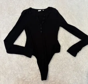 Aritzia Womens Sunday Best M Long Sleeve Black Preppy College Minimalist Soft thumbnail 1