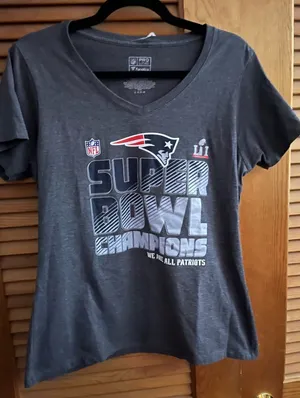 New England Patriots women’s Super Bowl champions vneck T-shirt size L thumbnail 1