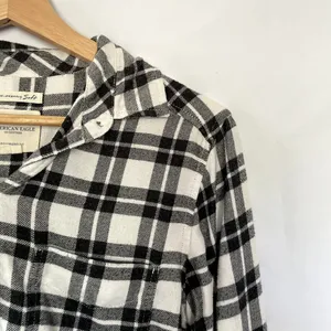 American Eagle ahh-mazingly soft black and white‎ checkered button down shirt S thumbnail 2