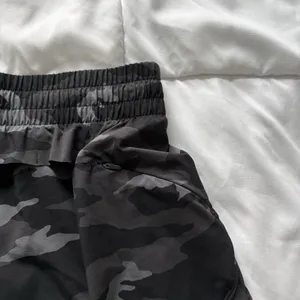 ATHLETA Mesh Racer Run Shorts Womens XXS‎ Black Camo Running Workout Activewear thumbnail 7
