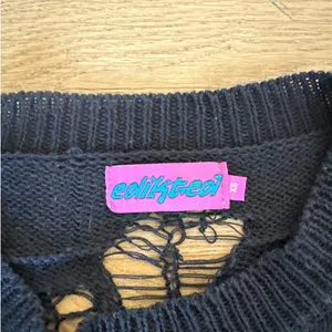 Edikted - Clover Slashed Crop Sweater in Black thumbnail 2