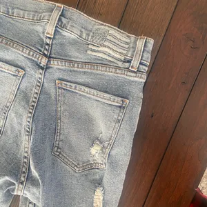 Revice NWT Women’s Size 26 Skinny Jeans Light Wash Distressed Stretch Denim thumbnail 6