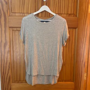 Francesca's Size Medium Grey Casual T thumbnail 3