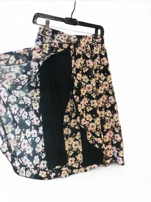 Beautees Floral Split Front Skirt with Built In black Leggings Sz L thumbnail 2