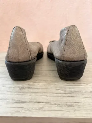The Flexx Bon Bon Metallic Warm Gray Medallion Toe 1.5" Wedge Ballet Pump 7.5 thumbnail 3