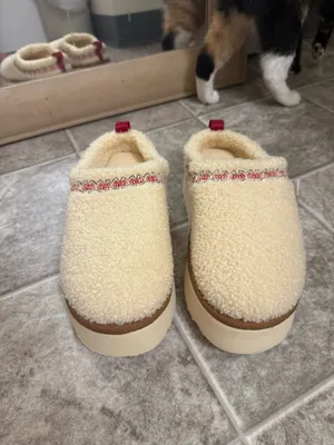 Slippers Yellow Size 7.5 thumbnail 3