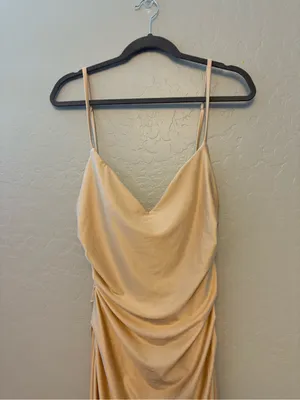 La Femme champagne sleeveless v-neck ruched dress with slit size 6 thumbnail 4