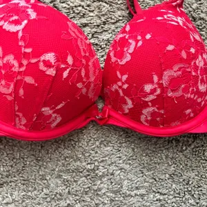 Victoria’s Secret Body By Victoria Push Up Bra Size 32C Red Lace Valentines thumbnail 2