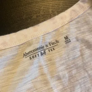 Abercrombie & Fitch Soft AF Tee Pink Leopard Print Scoop Neck T-Shirt Womens M thumbnail 2