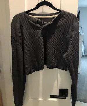 Cropped gray shirt Size M thumbnail 2