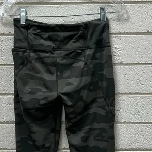 Sweaty Betty Power 7/8 Length leggings in a green camo print size S thumbnail 4