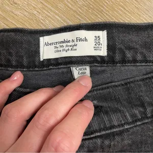 Abercrombie & Fitch The 90’s Straight Ultra High Rise Curve Love Jean thumbnail 4