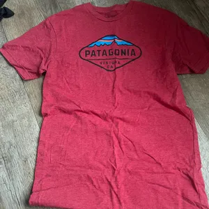 Patagonia XS slim‎ fit tee thumbnail 1