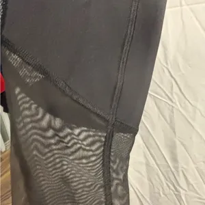 LULULEMON black and mesh leggings excellent condition 8 thumbnail 7