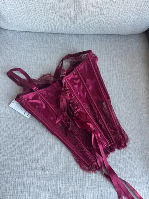 Luxurious Burgundy Lace Bustier thumbnail 4