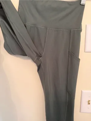 American Eagle Outfitters green high waisted everyday pocket legging thumbnail 4