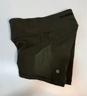 Short lululemon women sz 6 thumbnail 1
