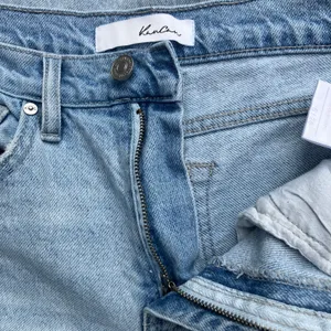 Kancan Jeans‎ Light Wash Distressed Jeans Sz 5/26 Raw Hem High Rise Denim Boho thumbnail 10