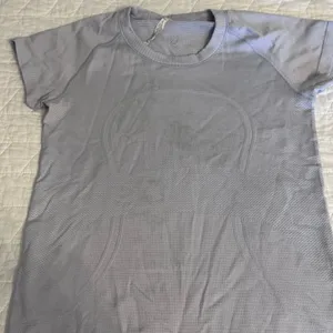 Lululemon top has some staining on it size‎ 6 thumbnail 2