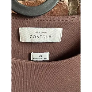 Aritzia Babaton Contour Crew Cropped Longsleeve Brown Size XS thumbnail 4