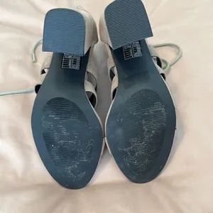 So Me Sydney sz9 4.5” block heel tan suede like sandals minimal signs of wear thumbnail 10