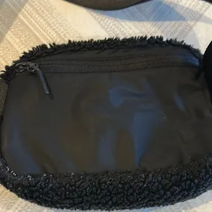 Lululemon Everywhere Fleece Belt Black & Silver Bag 1L thumbnail 7