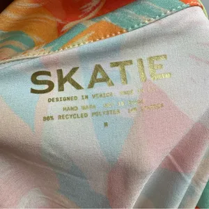 Skatie Marley Short Sleeve Button Up Top Shirt Blouse Colorful Palm Medium M thumbnail 10