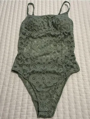 GILLY HICKS Small Green Lace Bodysuit Built In Bra Crochet Look Abercrombie thumbnail 1