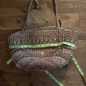 Vintage straw purse‎ with leather straps and wood detail thumbnail 7