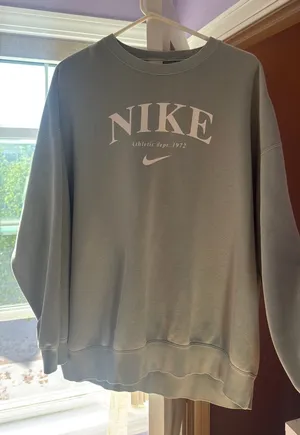 Nike Crewneck Sweatshirt Women’s Small thumbnail 1