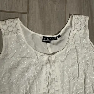 Sleeveless Cream Lace High-Low Dress thumbnail 5