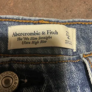 Abercrombie 90s Slim Straight Ultra High Rise Jeans thumbnail 4