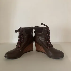 Nautica Women’s Brown Lace Up Wedge Ankle Boots Size 5.5 Knit Cuff thumbnail 5