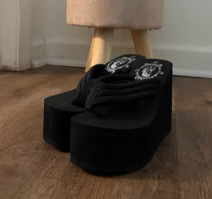 Black platform flip flops Size 5.5 thumbnail 1
