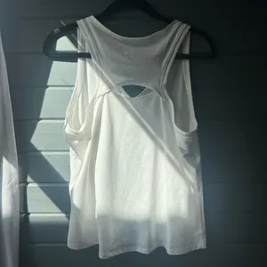 ✨NEW✨ White Nike Athletic Top! thumbnail 2