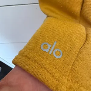 Alo Yoga Women’s Medium Yellow Extreme Crop Hoodie Jacket thumbnail 4