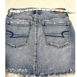 American Eagle Distressed Denim Mini Skirt Raw Hem Light Wash Size 4 thumbnail 3