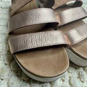 UGG Braelynn Metallic Leather Sandals Rose Gold Size 10 thumbnail 13