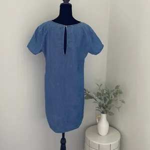 Abercrombie and Fitch Denim Sheath Dress. Size Medium w/embroidered flowers‎ thumbnail 5
