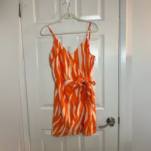 H&M women Wrap dress‎ - Orange/Zebra Size Medium thumbnail 3