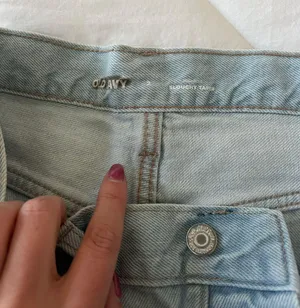 Old Navy Low Rise Slouchy Distressed Light Wash Jeans thumbnail 6