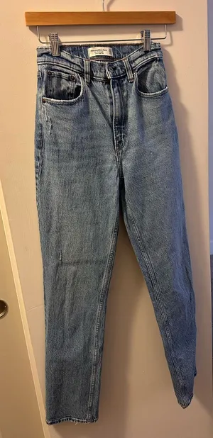 Abercrombie 90s Straight High-Rise Jeans thumbnail 1