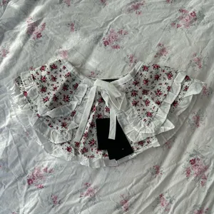 STEVE MADDEN floral ruffle collar thumbnail 1