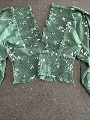 Abercrombie & Fitch NWT Green Floral Smocked V-Neck Long Sleeve Crop Top Blouse thumbnail 2