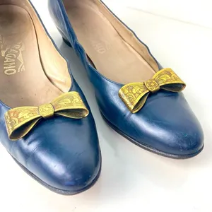 FERRAGAMO Vintage Navy Blue Leather Shoes Heels Brass Bows - Size 8.5 AAAA thumbnail 2
