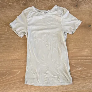 SKIMS Cotton Jersey Tshirt Short Sleeve Size XS in Gray Beige thumbnail 1