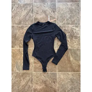 Skims Fits Everybody Long Sleeve Crewneck Bodysuit Onyx Size XS thumbnail 4